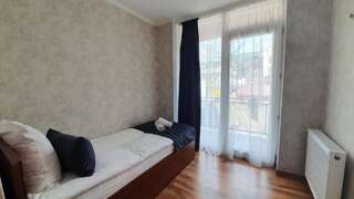 Гостевой дом Guest House Sandro Степанцминда Трехместный номер с собственной ванной комнатой-3