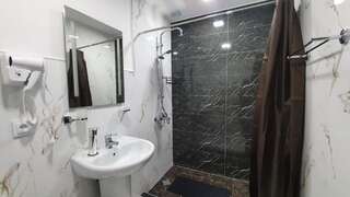 Гостевой дом Guest House Sandro Степанцминда Трехместный номер с собственной ванной комнатой-8
