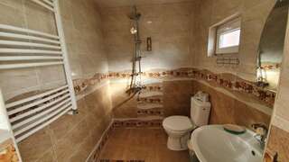 Гостевой дом Guest House Sandro Степанцминда Трехместный номер с собственной ванной комнатой-9