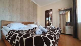 Гостевой дом Guest House Sandro Степанцминда Двухместный номер с 2 отдельными кроватями и собственной ванной комнатой-3