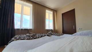 Гостевой дом Guest House Sandro Степанцминда Двухместный номер с 2 отдельными кроватями и собственной ванной комнатой-4