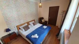 Гостевой дом Guest House Sandro Степанцминда Двухместный номер с 2 отдельными кроватями и собственной ванной комнатой-7