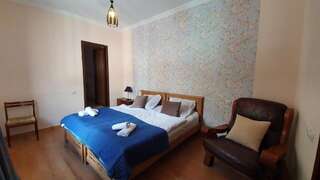 Гостевой дом Guest House Sandro Степанцминда Двухместный номер с 2 отдельными кроватями и собственной ванной комнатой-9