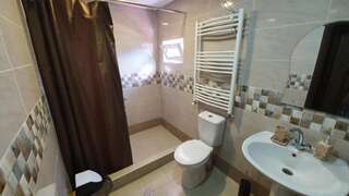Гостевой дом Guest House Sandro Степанцминда Двухместный номер с 2 отдельными кроватями и собственной ванной комнатой-13